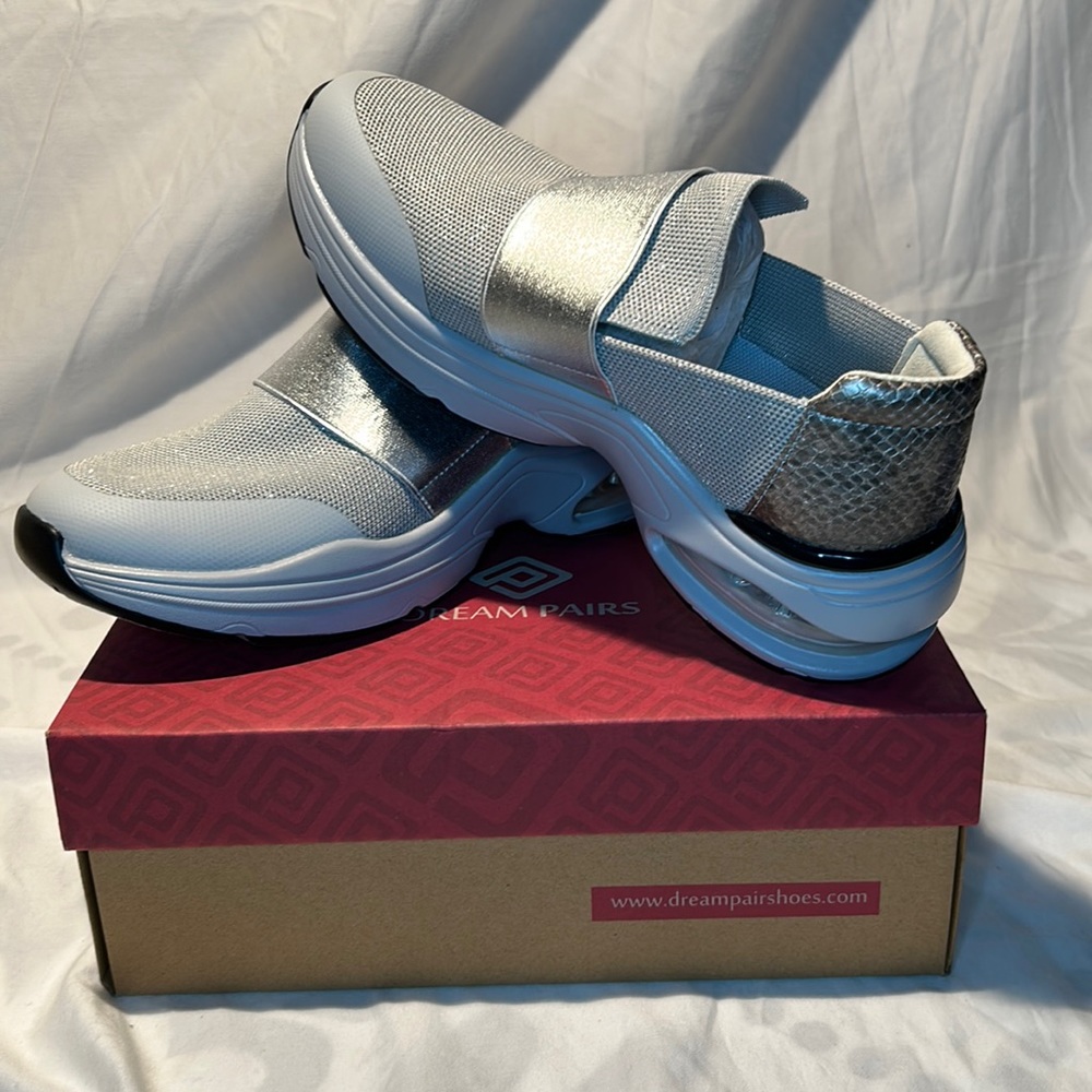NWT Dream Pairs Slip On Walking Shoes